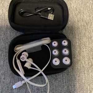 Beats by Dre White In-Ear Earbud Headphones with Case and Accessories